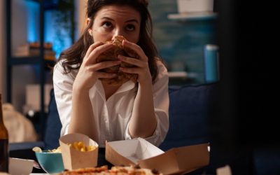 Come bloccare l’alimentazione emotiva serale: strategie pratiche contro la fame da stress